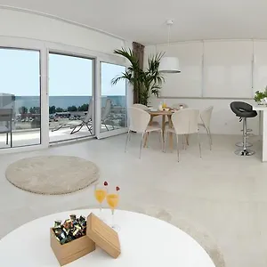 https://apartments-deja-views.splithotels.org